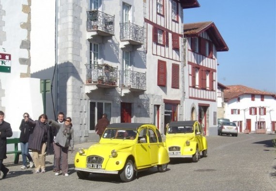 Course d'orientation en 2CV pour rejoindre votre salle de réunion...